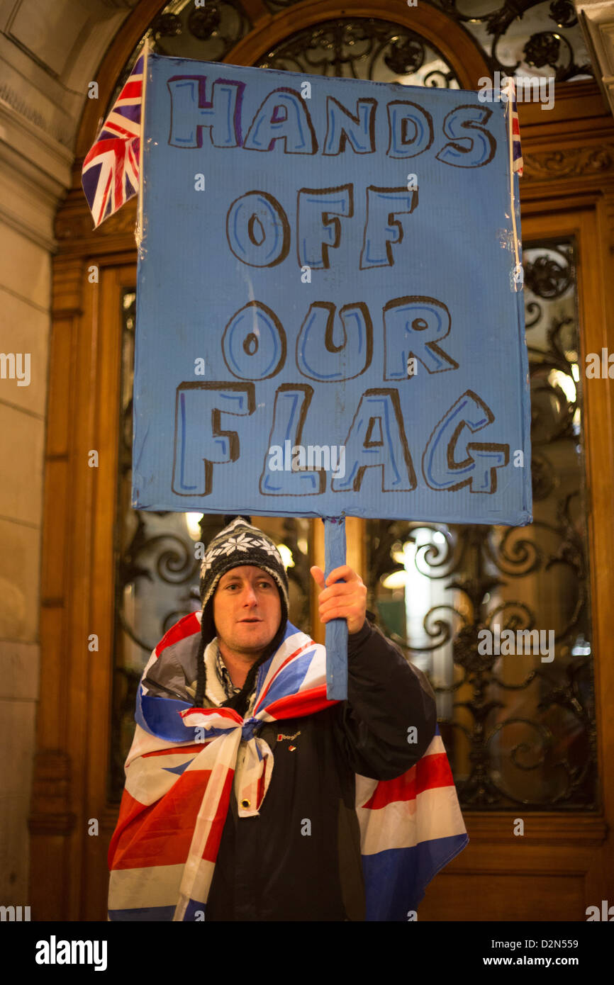 Gli unionisti in Glasgow, a sostegno del Nord dimostrazioni irlandese esigente la Union Jack flag continuano ad essere volato a Belfast. Foto Stock