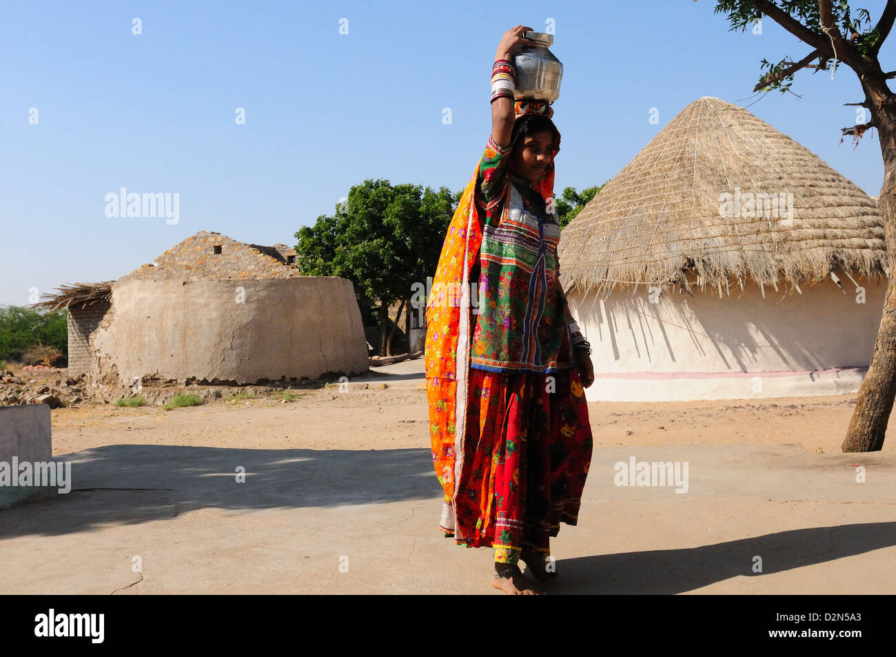 Mir donna tribale che trasportano l'acqua nella pentola in acciaio, Gujarat, India, Asia Foto Stock