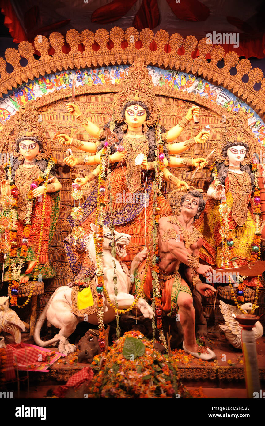 Dea Durga statua durante Durga Pooja, Calcutta, West Bengal, India, Asia Foto Stock