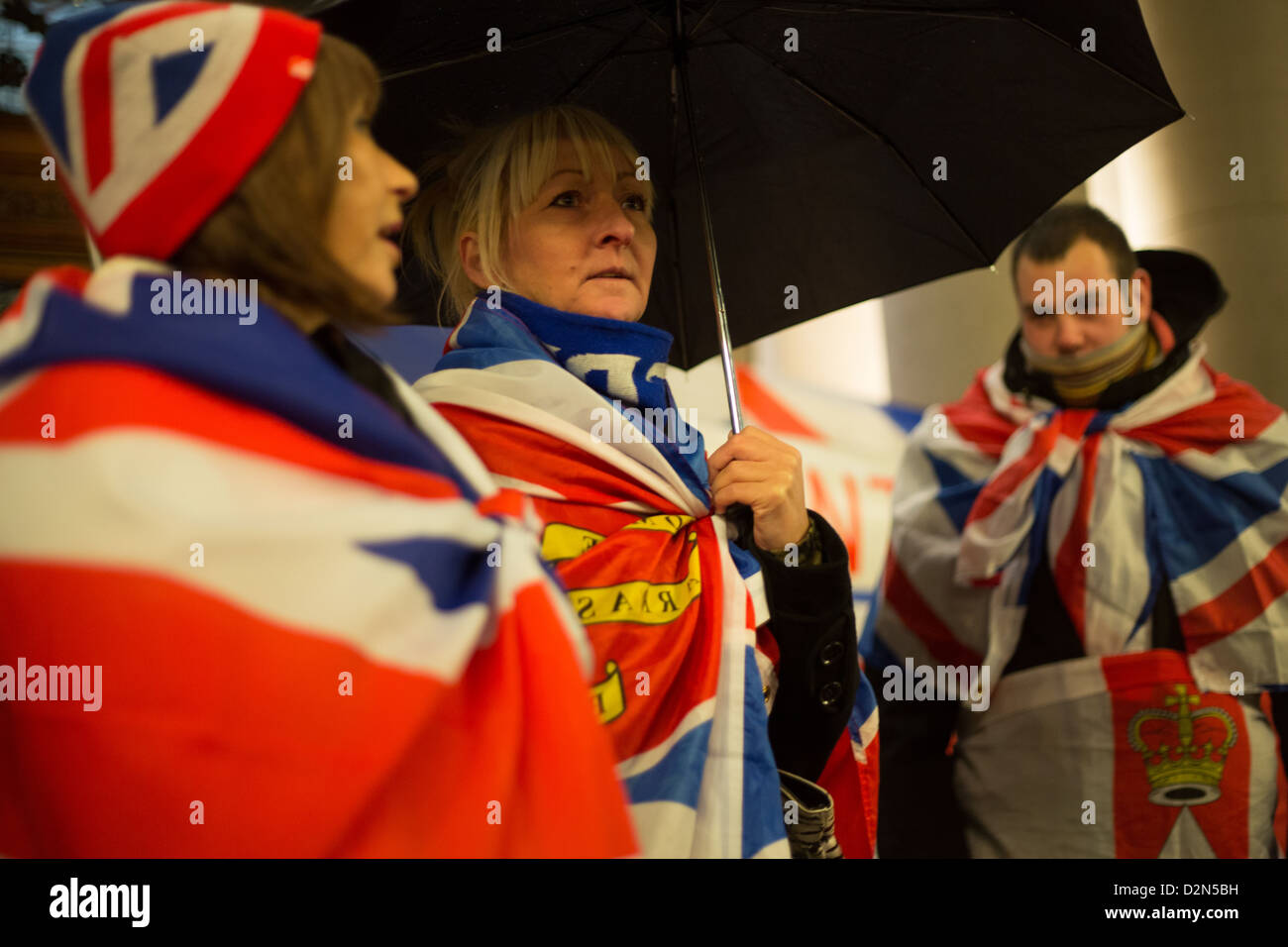 Gli unionisti in Glasgow, a sostegno del Nord dimostrazioni irlandese esigente la Union Jack flag continuano ad essere volato a Belfast. Foto Stock