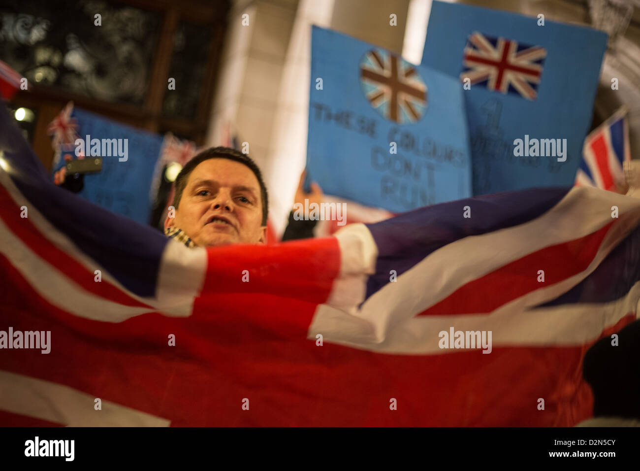 Gli unionisti in Glasgow, a sostegno del Nord dimostrazioni irlandese esigente la Union Jack flag continuano ad essere volato a Belfast. Foto Stock