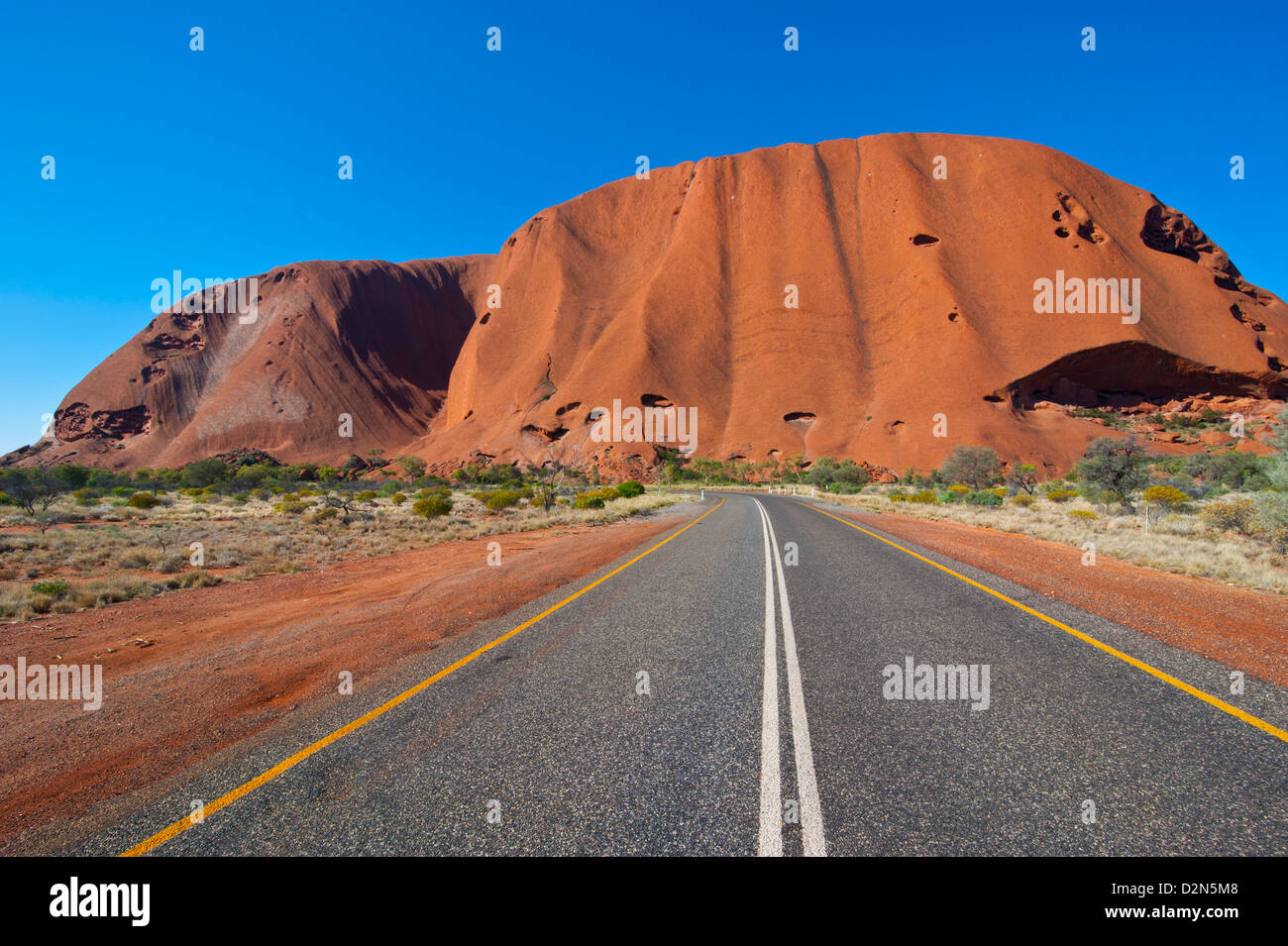 Uluru (Ayers Rock), Uluru-Kata Tjuta National Park, sito Patrimonio Mondiale dell'UNESCO, il Territorio del Nord, l'Australia, il Pacifico Foto Stock