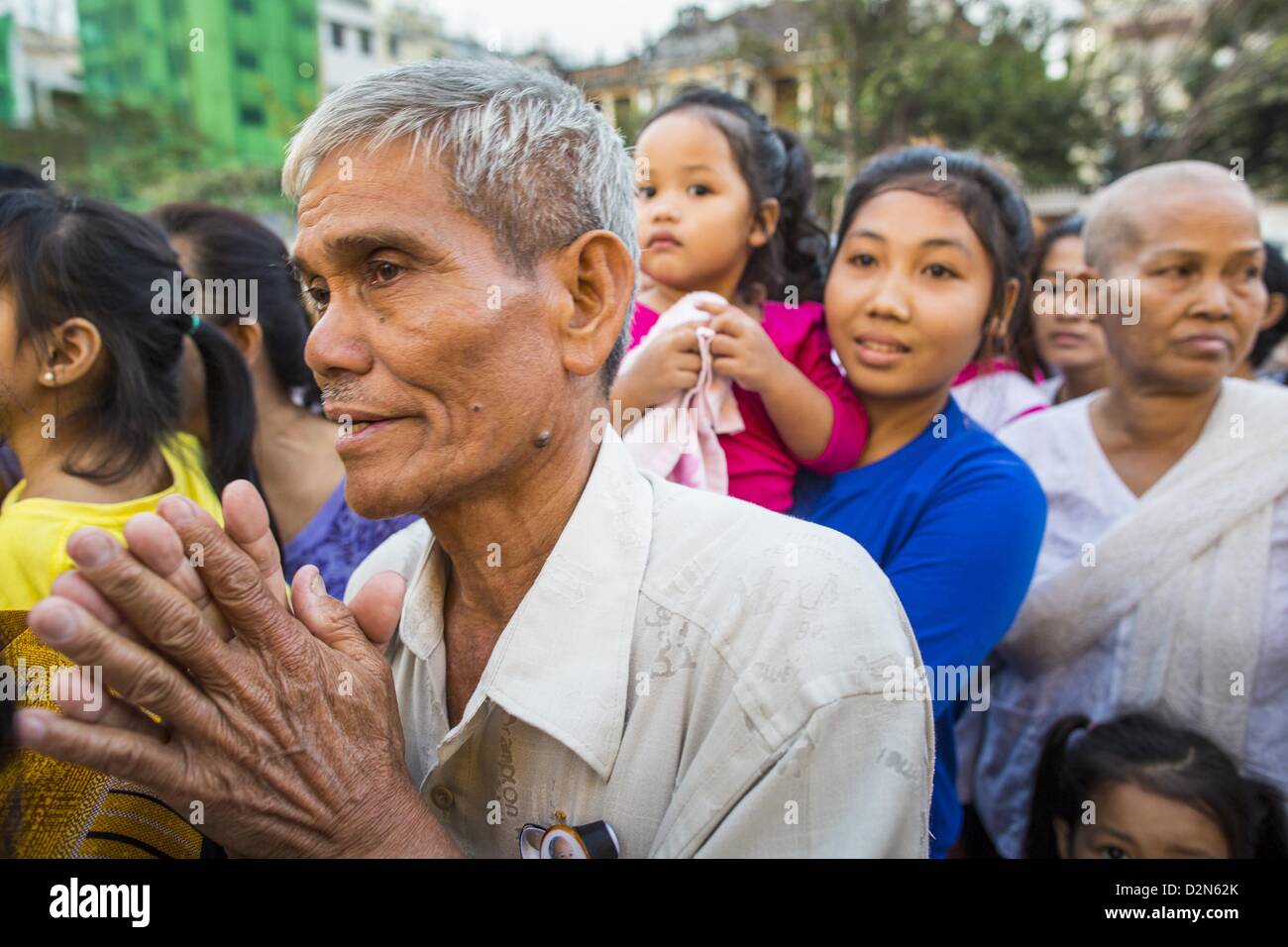 Gen 29, 2013 - Phnom Penh Cambogia - Lutto si radunano davanti al Palazzo Reale durante il periodo del lutto per Norodom Sihanouk. Sihanouk è morto a Pechino in Cina, dove egli stava ricevendo le cure mediche, ad Ottobre 15, 2012. La sua cremazione è prevista per febbraio 4, 2013. Oltre un milione di persone parteciperanno al servizio. (Credito Immagine: © Jack Kurtz/ZUMAPRESS.com) Foto Stock