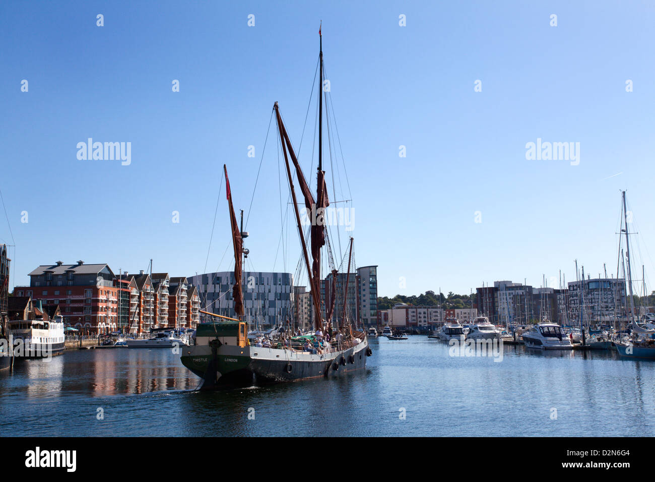 Nave a vela di lasciare la banchina a Ipswich Marina, Ipswich, Suffolk, Inghilterra, Regno Unito, Europa Foto Stock