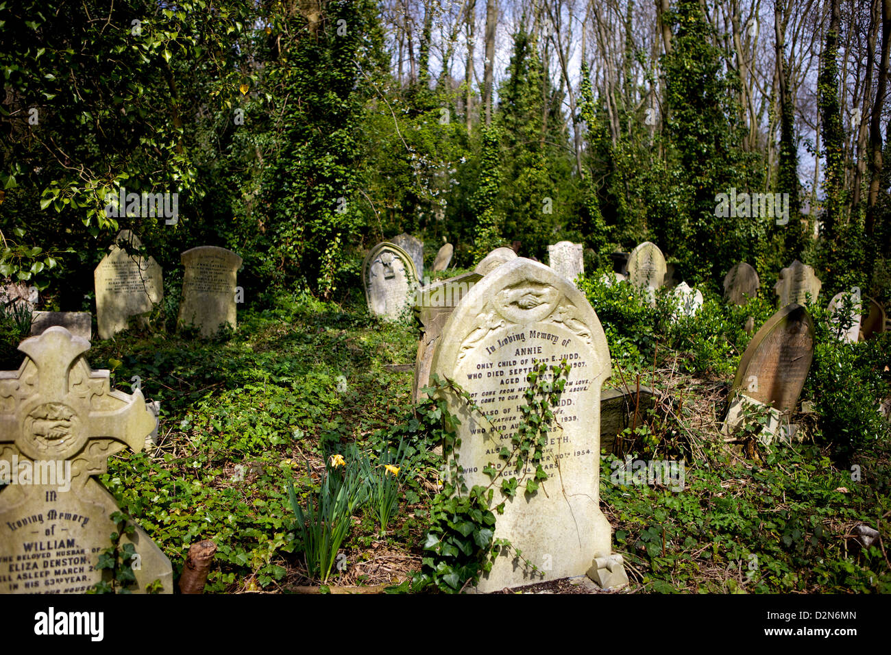 Graves al cimitero di Highgate a Londra, Inghilterra, Regno Unito, Europa Foto Stock