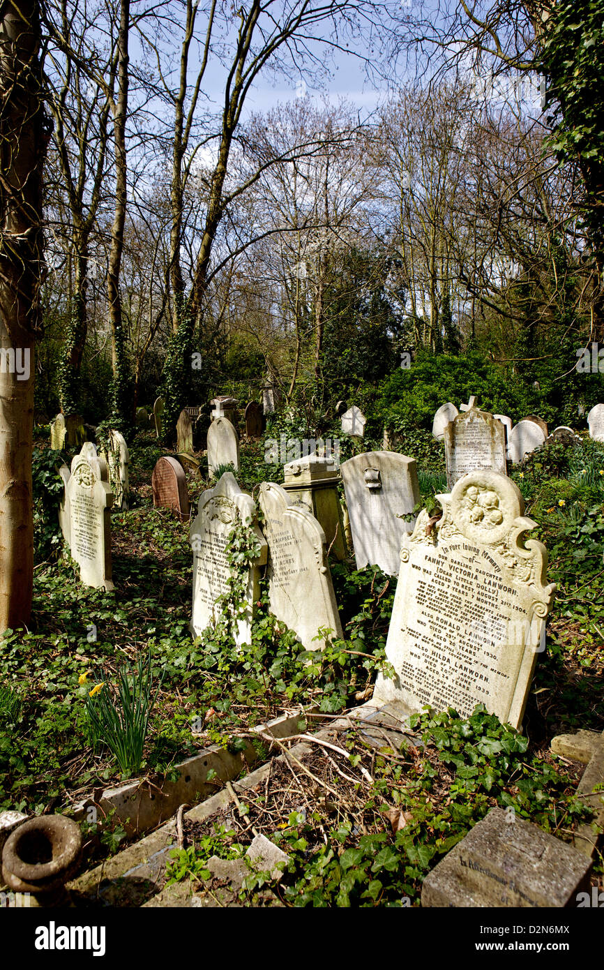 Graves al cimitero di Highgate a Londra, Inghilterra, Regno Unito, Europa Foto Stock