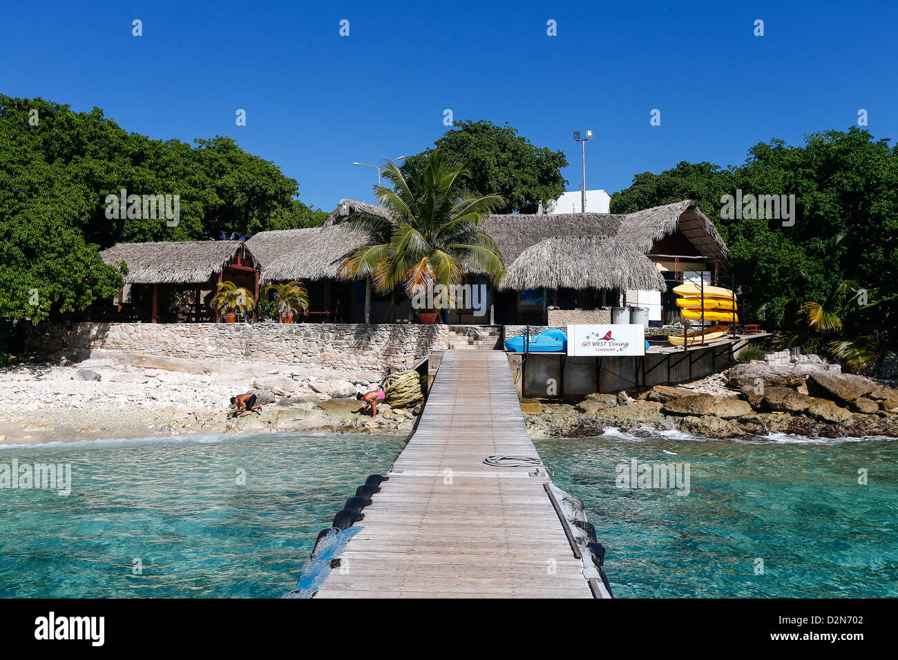 Vista su un molo in legno, isola di acque calde presso l isola caraibica di Curacao Foto Stock