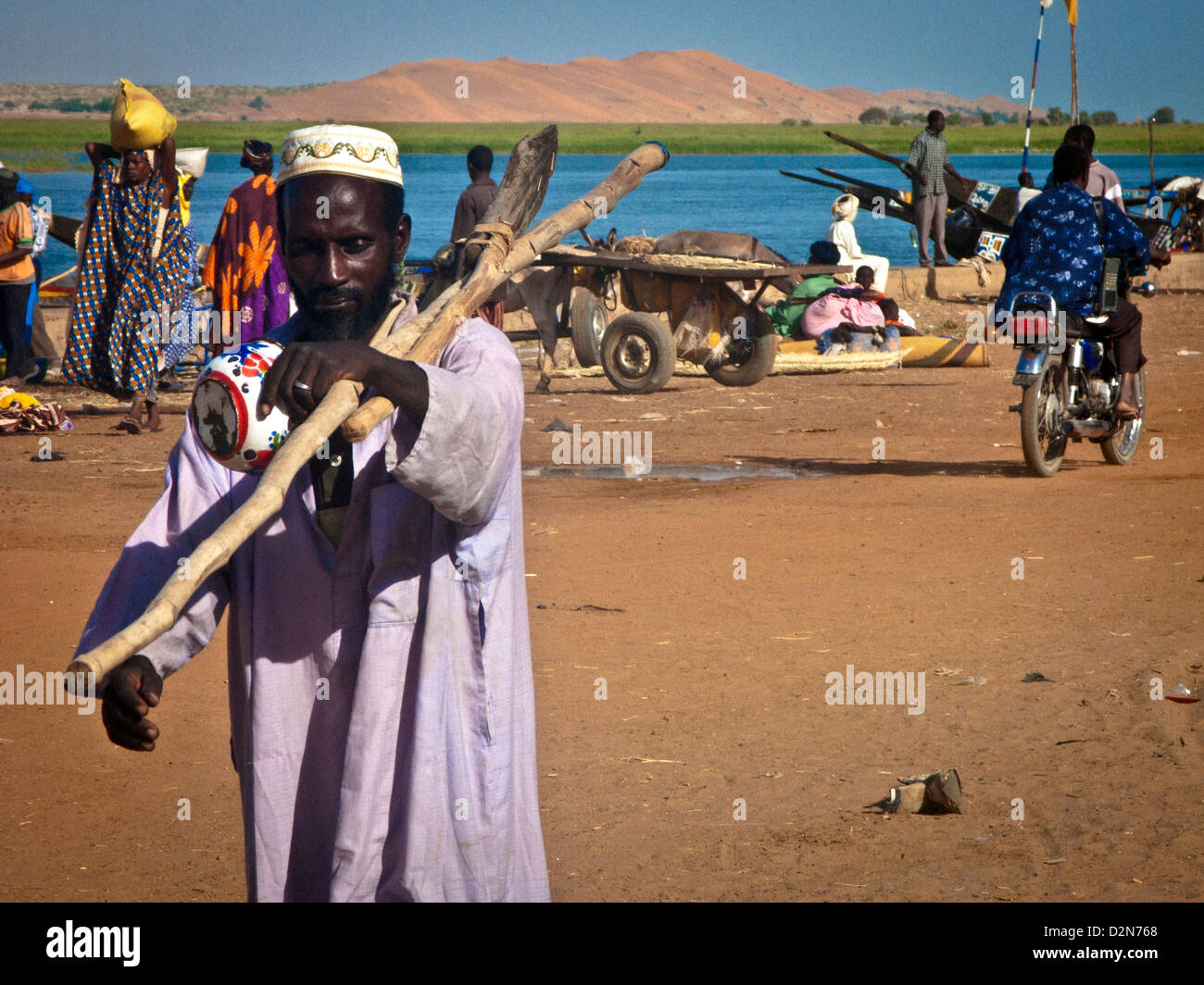 Porto di Gao. Fiume Niger e la duna di Koima ( Dune Rose ) in background . Gao regione. Mali .Africa Occidentale. Foto Stock