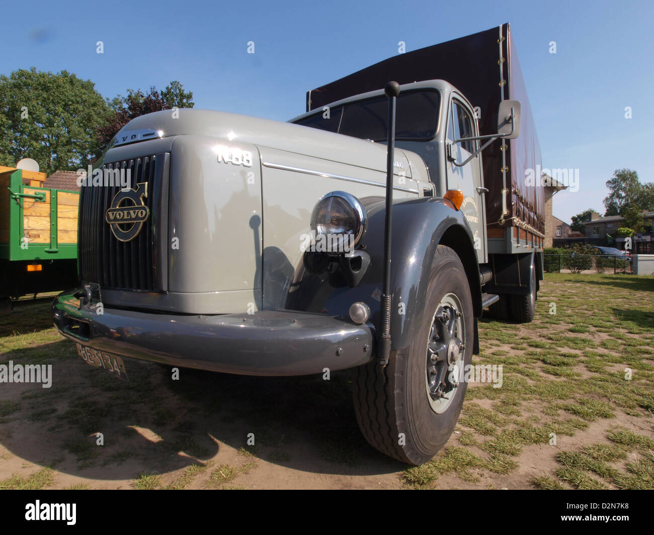 Il Volvo N88 44 TS è un veicolo industriale versatile noto per il suo design robusto e le prestazioni per impieghi gravosi. Viene spesso utilizzato in edilizia, logistica e altri settori commerciali che richiedono attrezzature affidabili e ad alte prestazioni. Grazie alla progettazione avanzata, il veicolo garantisce efficienza e durata negli ambienti più impegnativi. Foto Stock