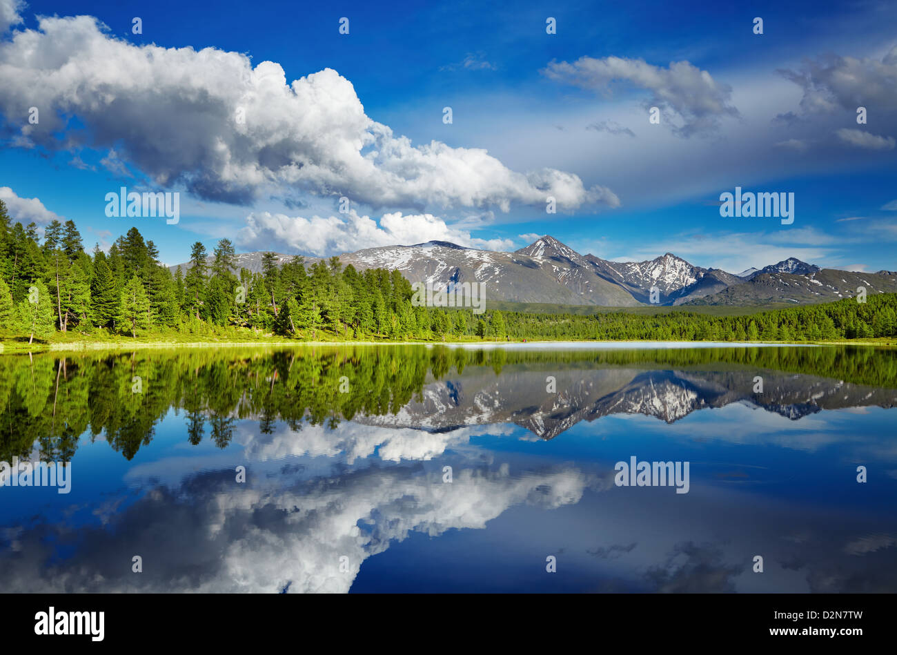 Il bel lago nelle montagne di Altai Foto Stock