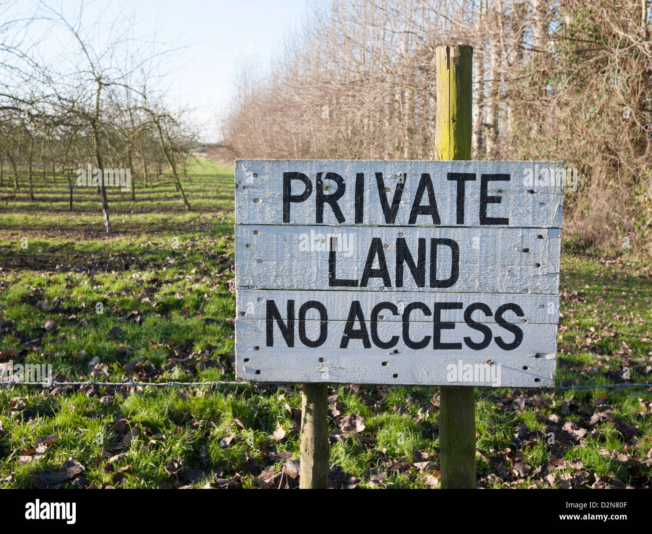 Terreno privato alcun segno di accesso dipinta su un bordo in un frutteto Inglese UK Foto Stock