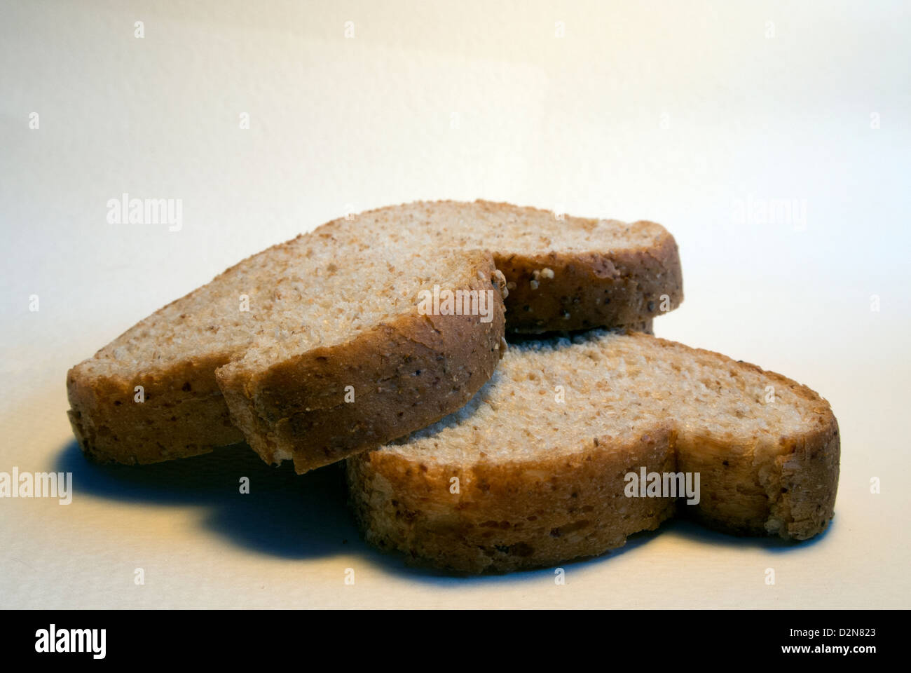 Due fette di pane integrale. Foto Stock