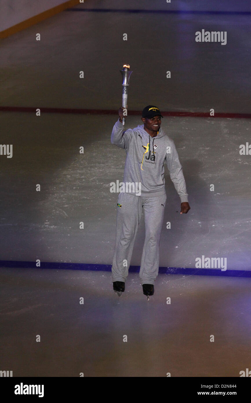 Pyeongchang, Corea del Sud. Il 29 gennaio 2013. Gli atleti con la fiaccola olimpica durante il mondo Winter Special Olympics in Pyeongchang. Foto Stock