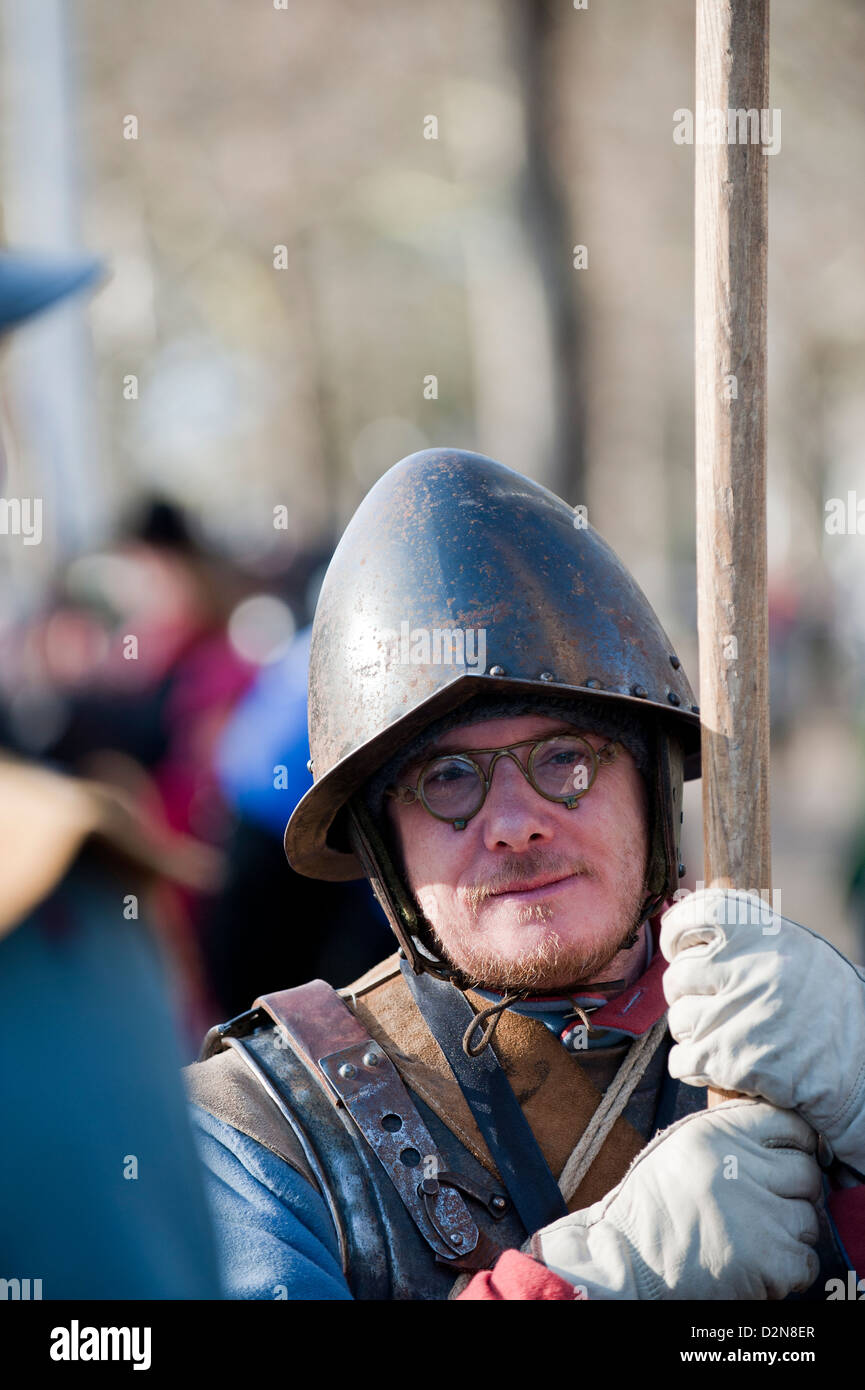 Un membro della guerra civile inglese la società in attesa di marzo per commemorare l'esecuzione del re Carlo I Foto Stock