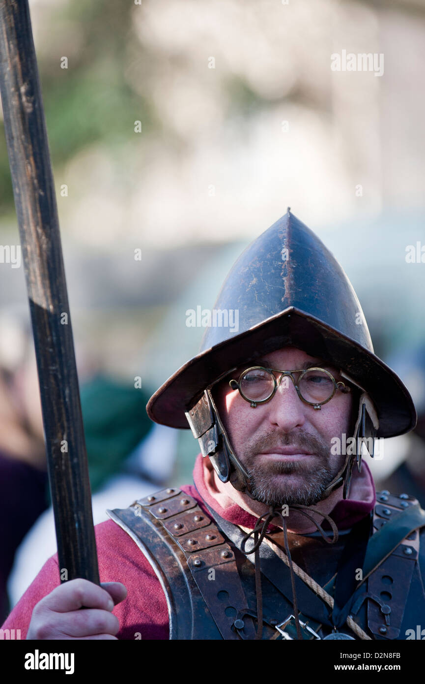 Un membro della guerra civile inglese la società in attesa di marzo per commemorare l'esecuzione del re Carlo I Foto Stock