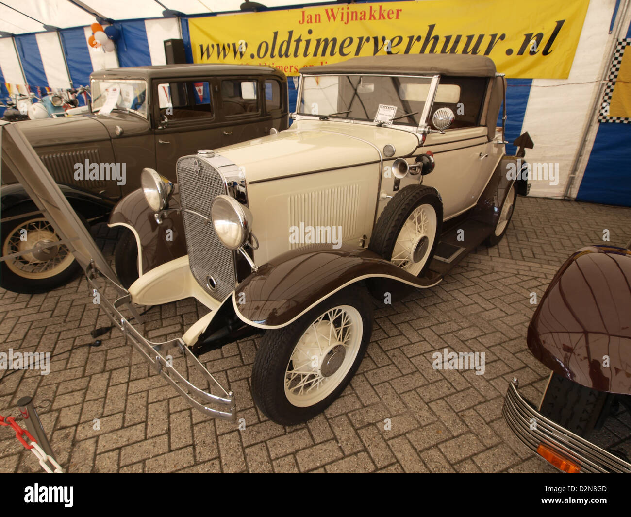 Questa immagine cattura una scena dinamica di operazioni militari che coinvolgono un veicolo blindato, fornendo informazioni sulla moderna tecnologia militare e sul design dei veicoli. L'M113 Schutzenpanzer è equipaggiato per scenari di combattimento e protezione corazzata, mostrando la sua robusta funzionalità nelle operazioni di difesa. Foto Stock