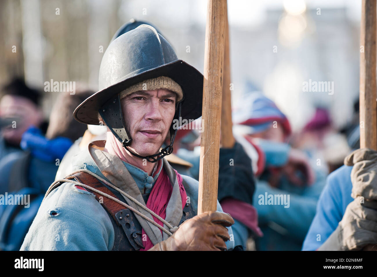 Un membro della guerra civile inglese la società in attesa di marzo per commemorare l'esecuzione del re Carlo I Foto Stock