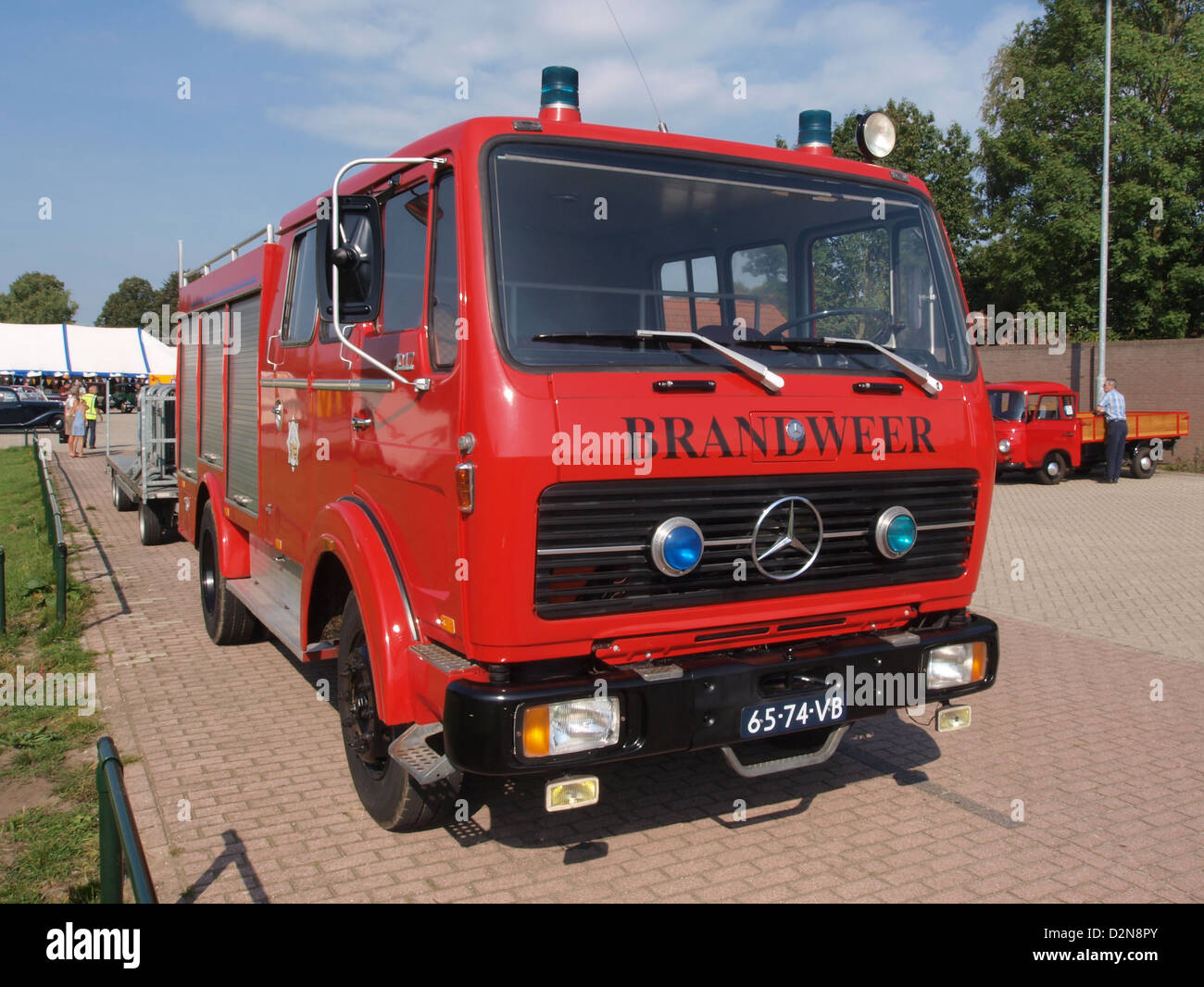 Il Mercedes-Benz 1017F del 1977, un classico autocarro per impieghi gravosi, esemplifica l'ingegneria tedesca della metà del XX secolo e la sua applicazione nel trasporto commerciale. Foto Stock