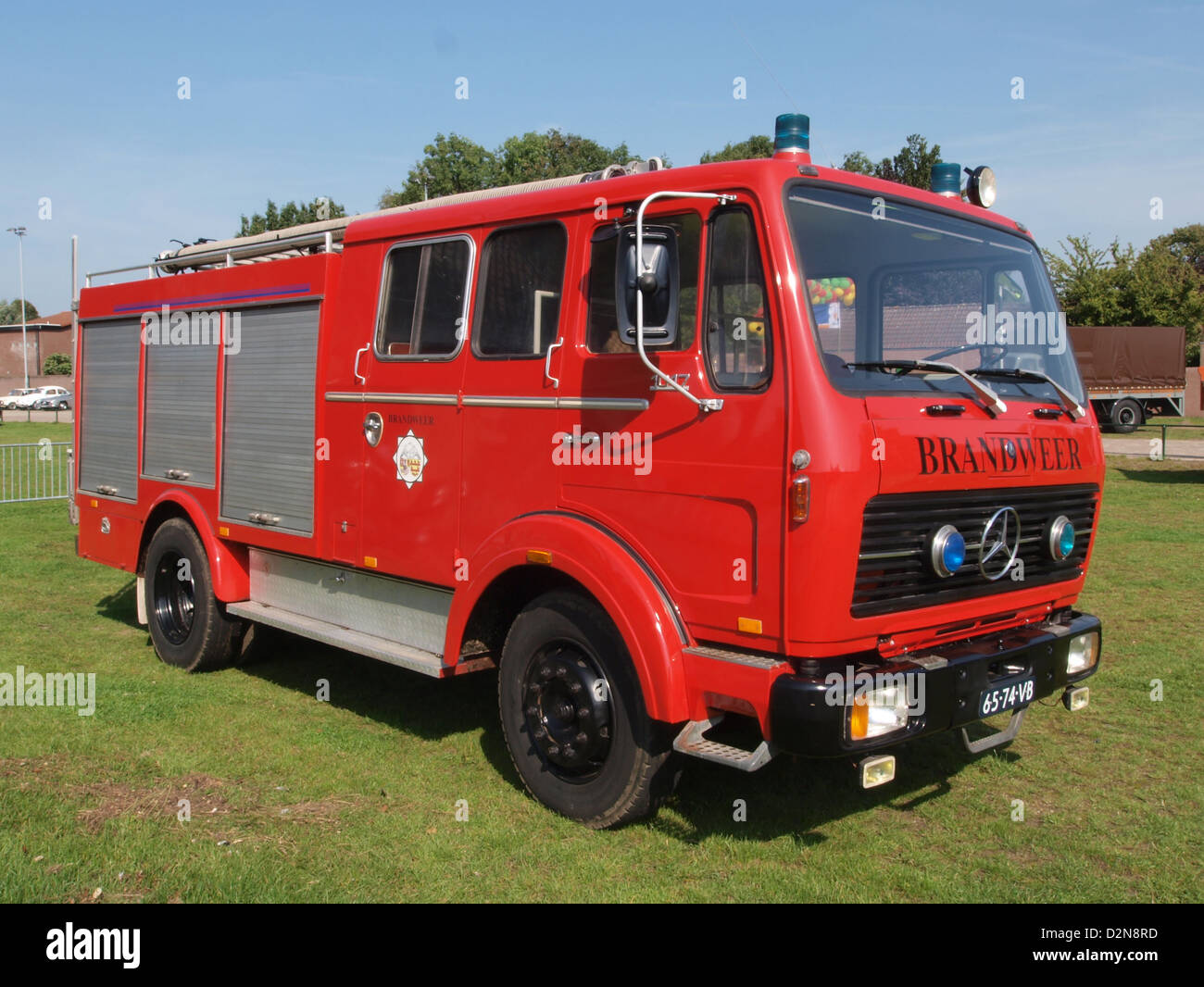 Il Mercedes-Benz 1017F 1977 è un modello di veicolo industriale classico, noto per la sua durata e utilità. Si tratta di un popolare oggetto da collezione per coloro che sono interessati ai veicoli d'epoca. Foto Stock
