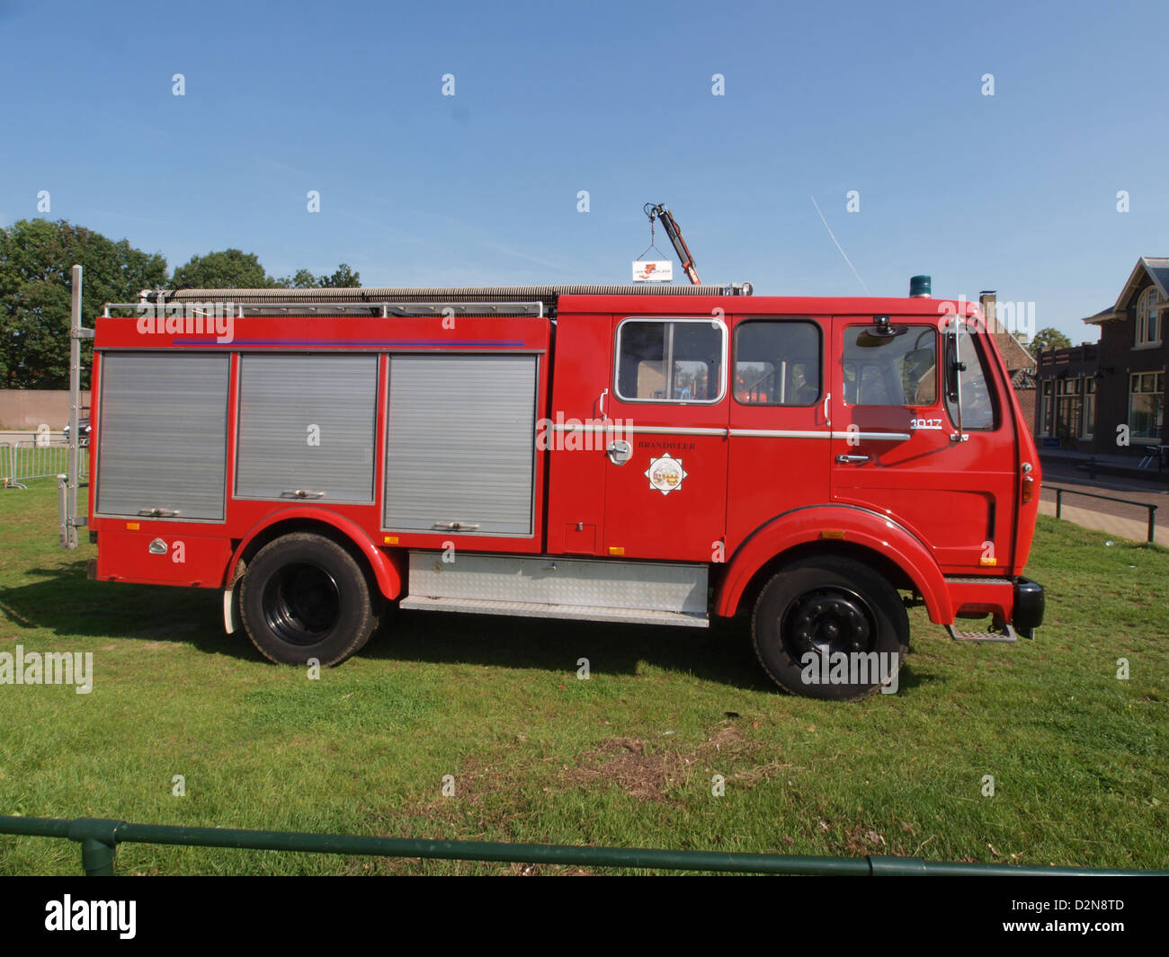 Il Mercedes-Benz 1017F 1977 è un modello di veicolo industriale classico noto per la sua robustezza e versatilità nel trasporto commerciale. Progettato con un motore potente e una struttura resistente, il modello 1017F è stato utilizzato principalmente per il trasporto merci a lungo raggio, offrendo una soluzione affidabile per le operazioni logistiche gravose. Foto Stock