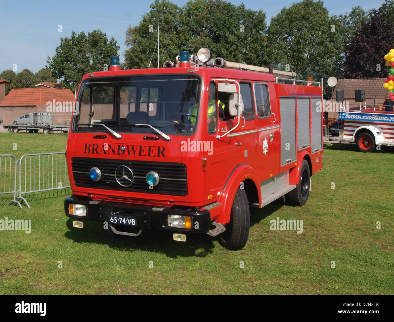 Il Mercedes-Benz 1017F 1977 è un veicolo per impieghi medi utilizzato per il trasporto commerciale. Noto per la sua affidabilità e durata, questo veicolo è spesso impiegato nelle operazioni logistiche e di trasporto merci. Il suo design enfatizza la resistenza e le prestazioni, rendendolo una scelta popolare per le aziende che richiedono un trasporto pesante. Foto Stock