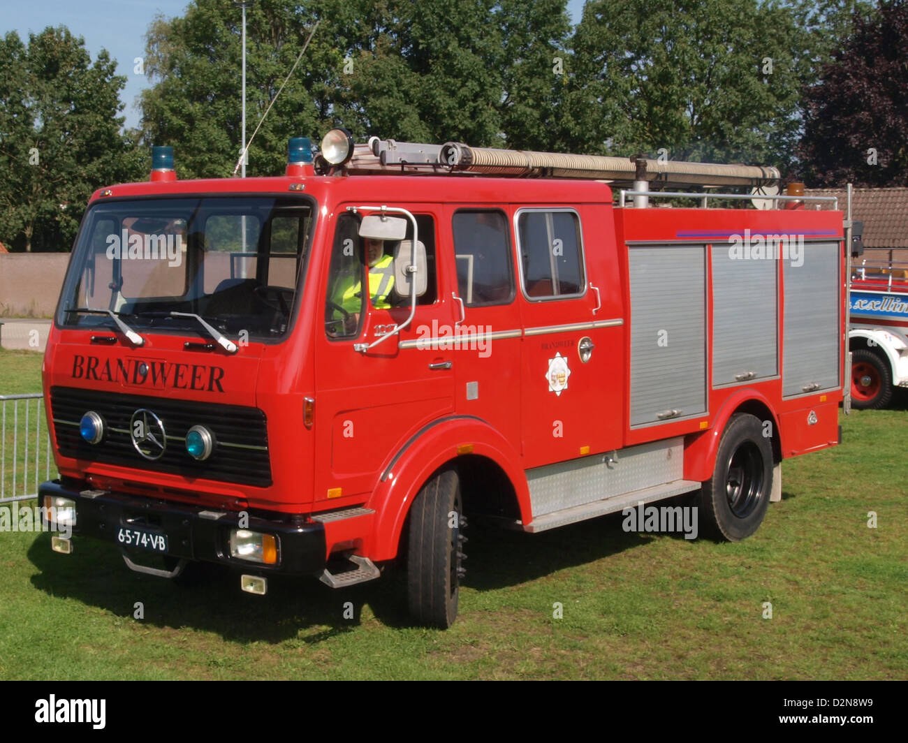 Il Mercedes-Benz 1017F 1977 è un veicolo commerciale progettato per il trasporto pesante. Noto per la sua durata e le sue prestazioni, questo carrello è dotato di un motore robusto e viene spesso utilizzato per il trasporto merci su lunghe distanze e industriali. Foto Stock