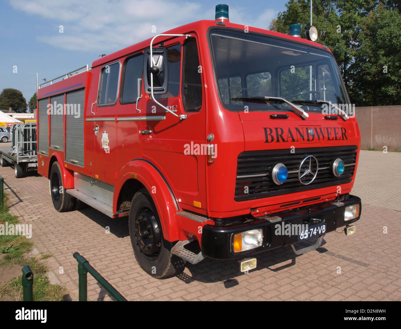 Il Mercedes-Benz 1017F 1977 è un veicolo per impieghi medi della famosa casa automobilistica tedesca. Noto per la sua durata e le sue prestazioni, questo dumper è stato progettato per l'uso commerciale ed è dotato di un motore robusto e di un sistema di trasmissione affidabile, ideale per il trasporto di merci su lunghe distanze. Foto Stock