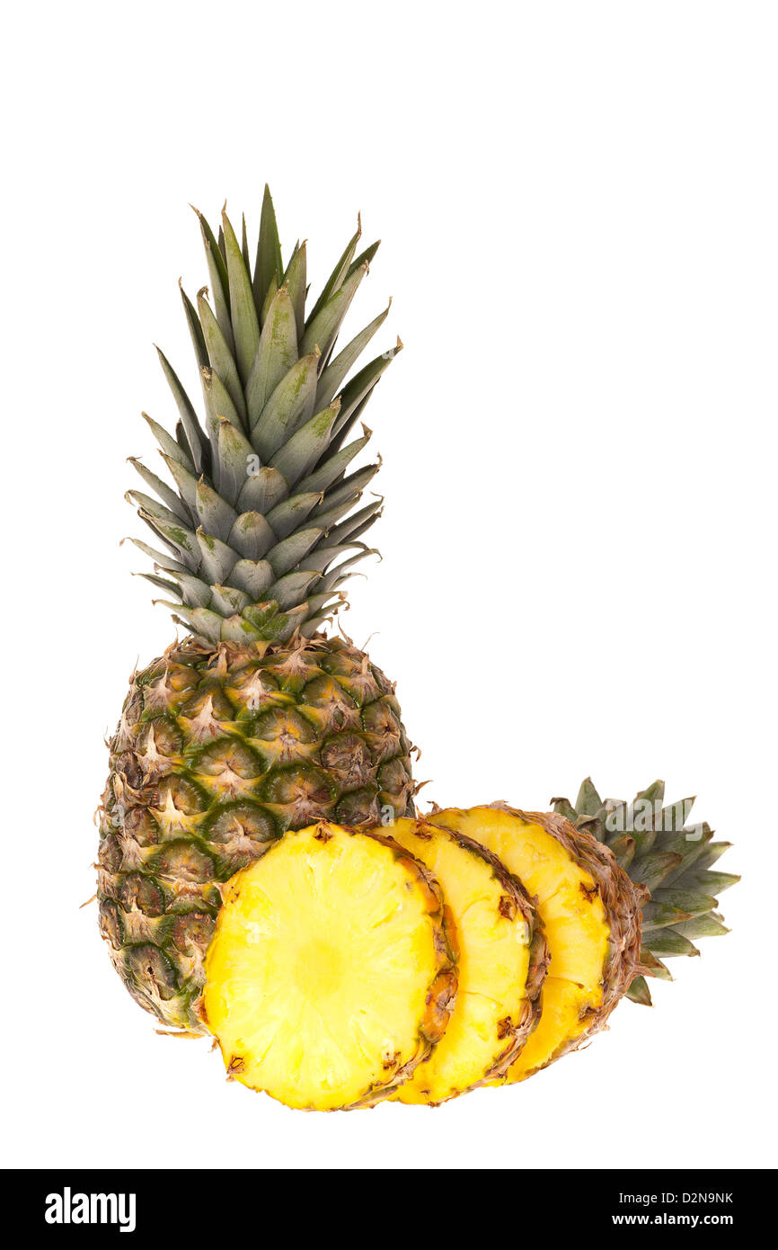 Un ananas intero e un ananas tagliato a fette nella parte anteriore del fondo bianco Foto Stock