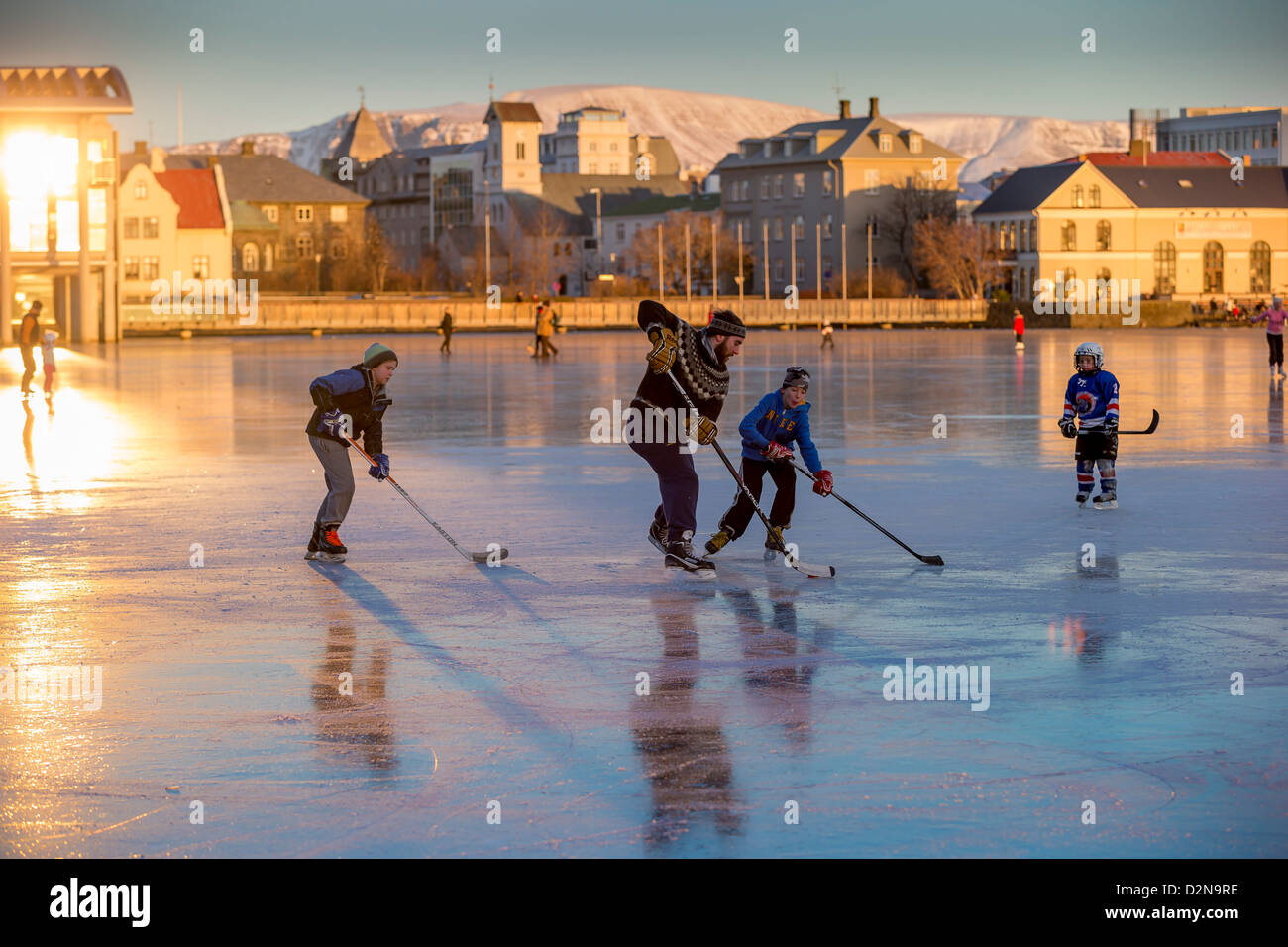 Riproduzione di hockey su ghiaccio sul laghetto di Reykjavik, Islanda. Tjornin è il nome islandese per lo stagno. Foto Stock