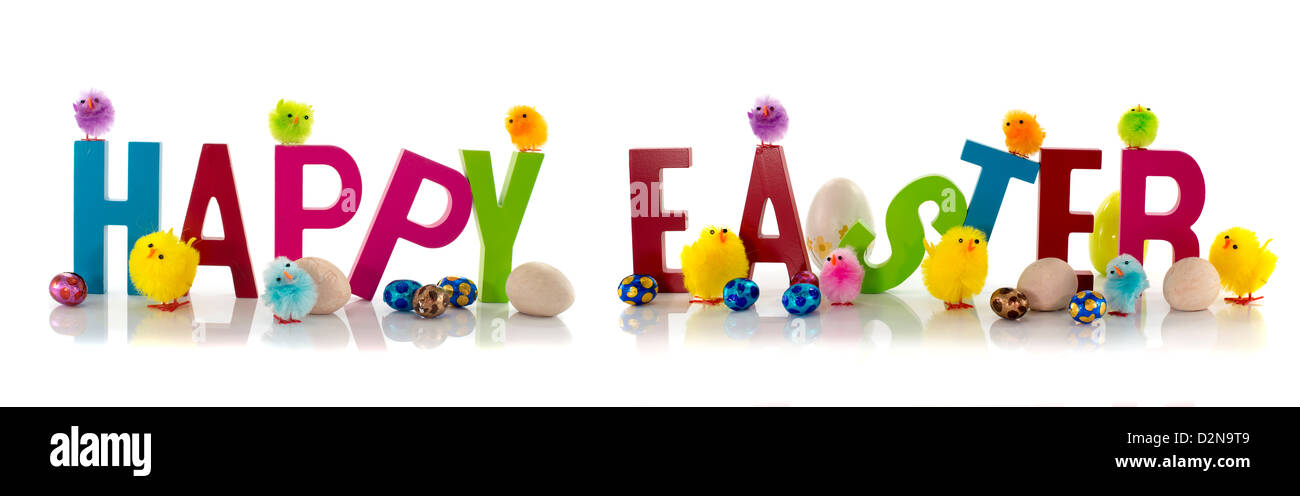 Uova di Pasqua e pulcini sul testo e sfondo bianco Foto Stock