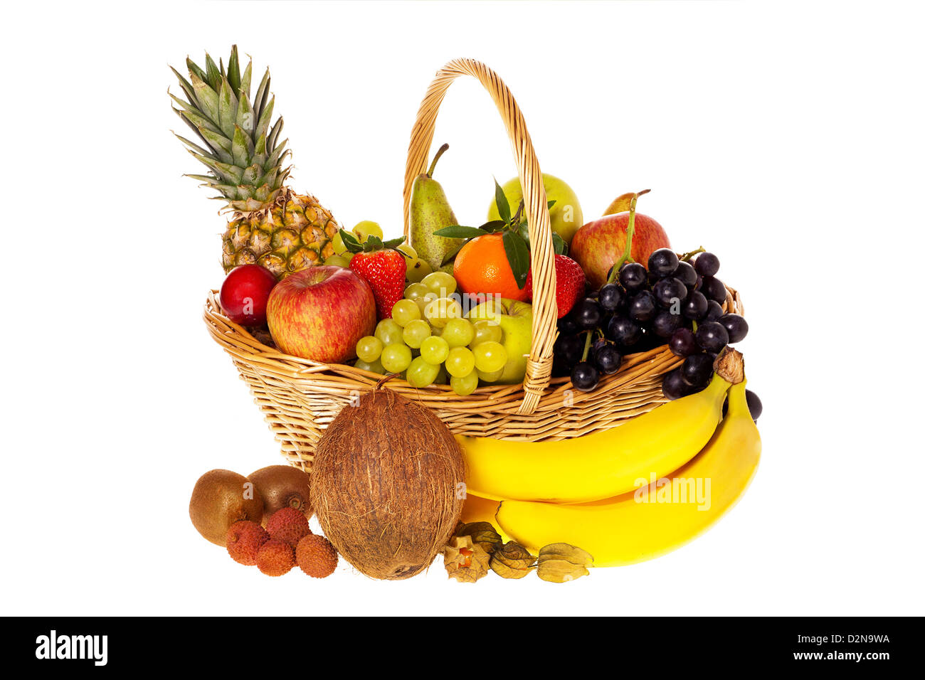 Noce di cocco, physalis, kiwi e litchi prima di un cesto di frutta isolato davanti a uno sfondo bianco Foto Stock