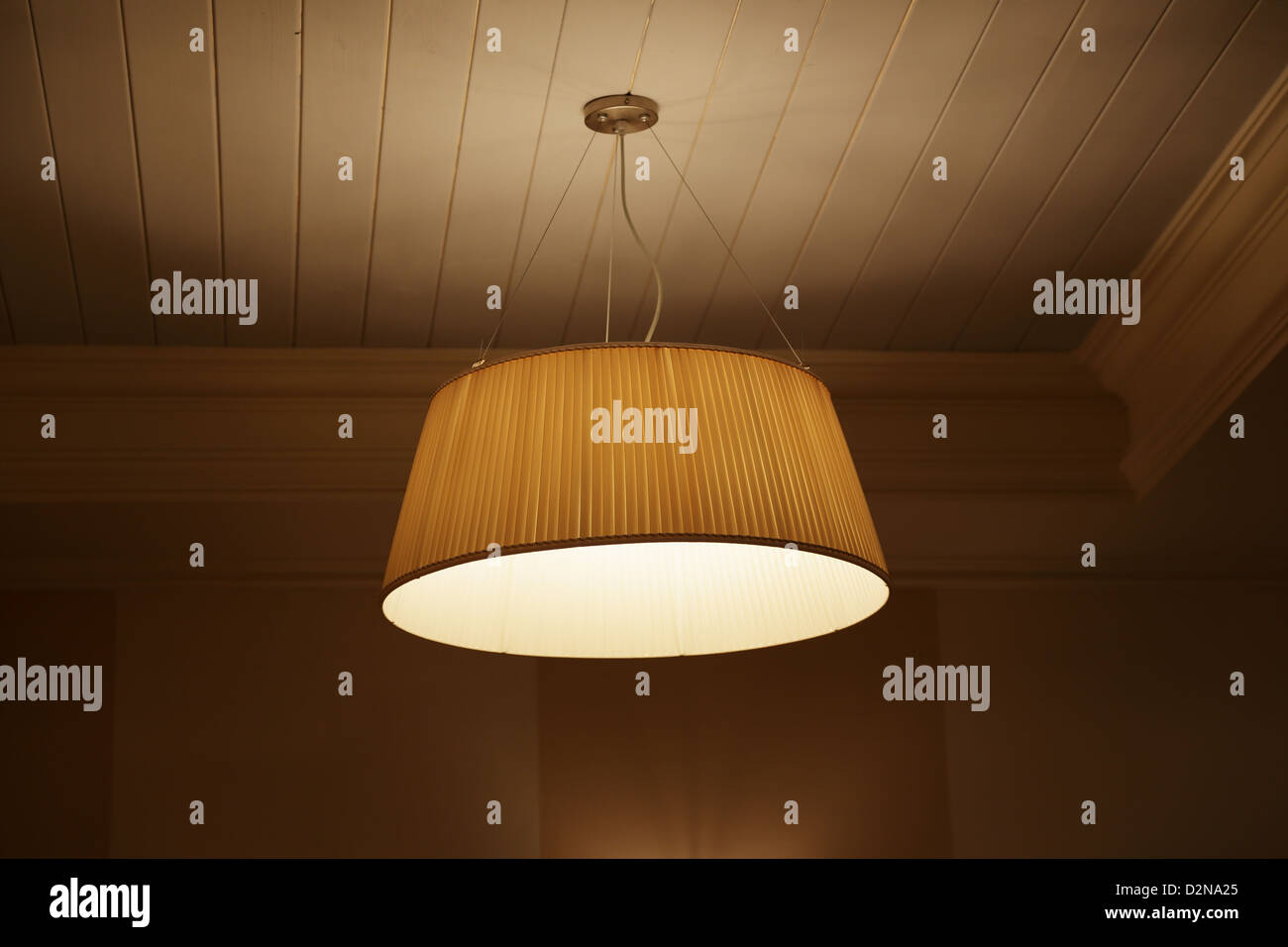 Lampada con una grande lampada ombreggiato sul soffitto Foto Stock