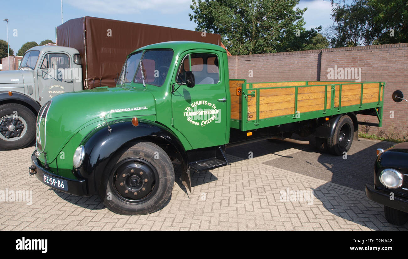 Il modello 1962 Magirus-Deutz Sirius 90L è un classico autocarro antincendio, noto per il suo design robusto e le prestazioni affidabili. Faceva parte dei veicoli antincendio tedeschi, offrendo motori potenti e capacità antincendio efficienti per il suo tempo. Foto Stock