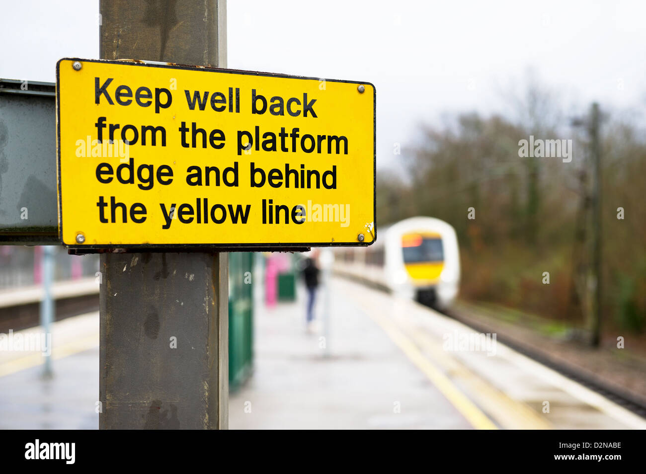 Un segnale di avvertimento sulla piattaforma alla stazione Laindon Foto Stock