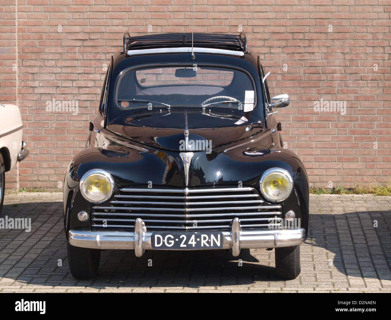 La Peugeot 203 A del 1953 è un'autovettura compatta francese prodotta dalla Peugeot dal 1948 al 1960. Questo modello è notevole per il suo stile distintivo e il suo contributo al design automobilistico del dopoguerra in Europa. Per i suoi tempi, il corpo elegante, gli interni confortevoli e la progettazione affidabile. Foto Stock