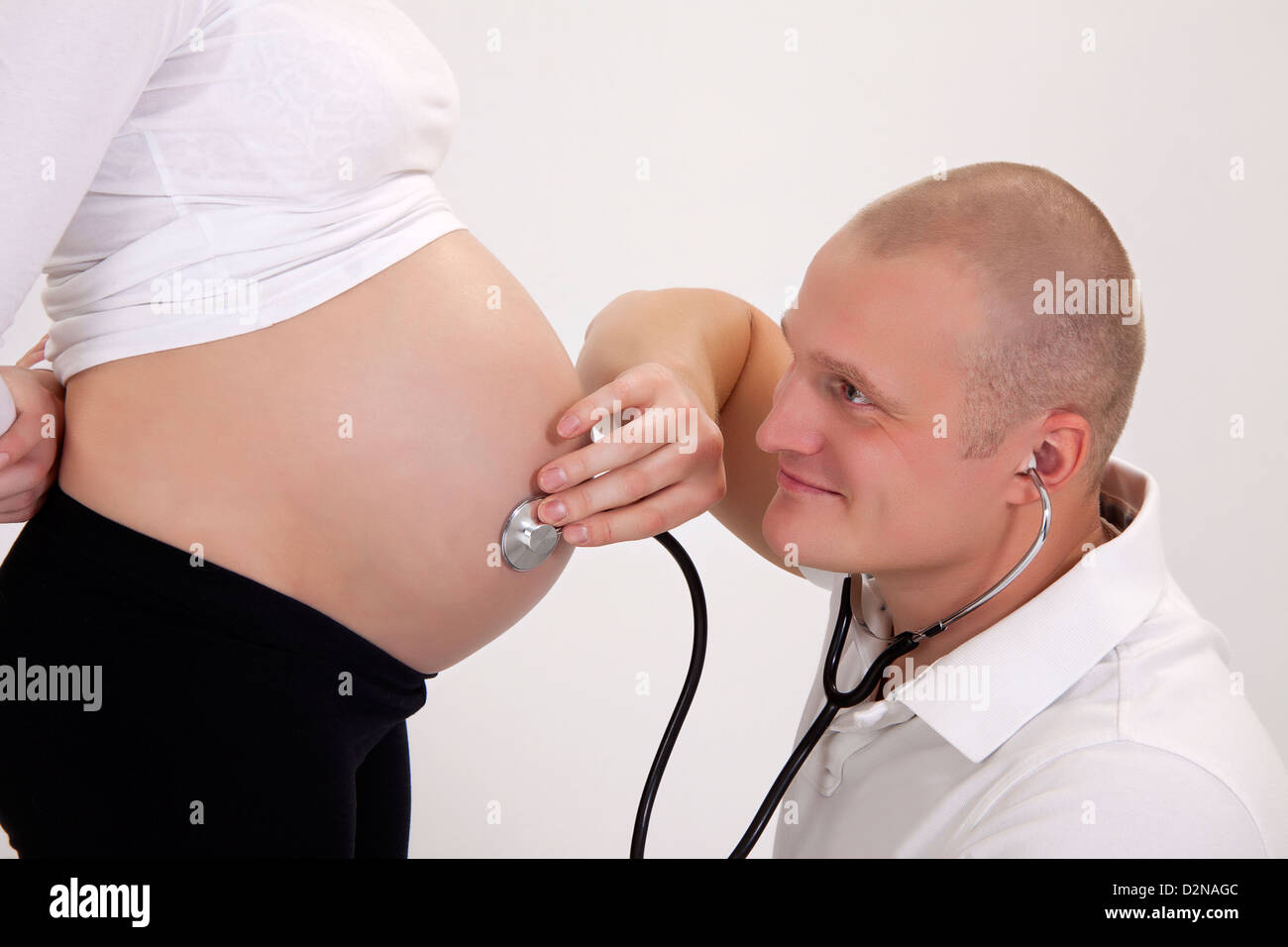 La gravidanza. Medico con stetoscopio ascolta al paziente. Foto Stock