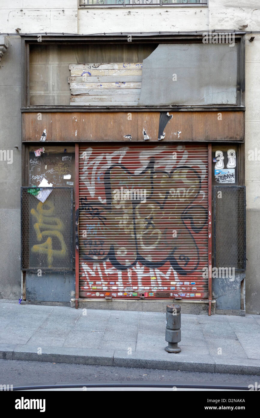 Madrid Spagna crisi finanziaria closed shop grafitti finestra Foto Stock
