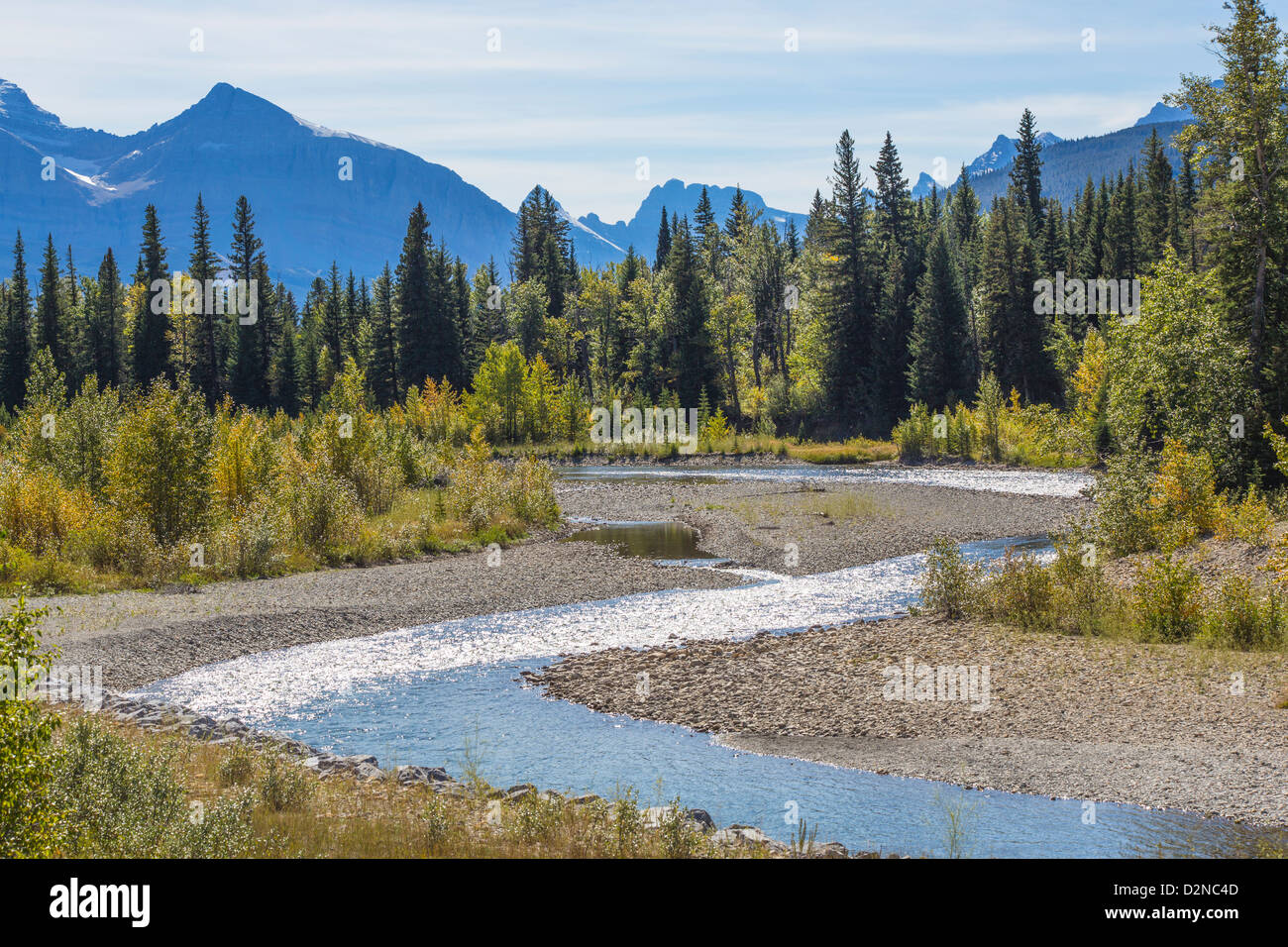 Ventre fiume lungo il Chief Mountain autostrada internazionale nelle Montagne Rocciose in Alberta Canada Foto Stock