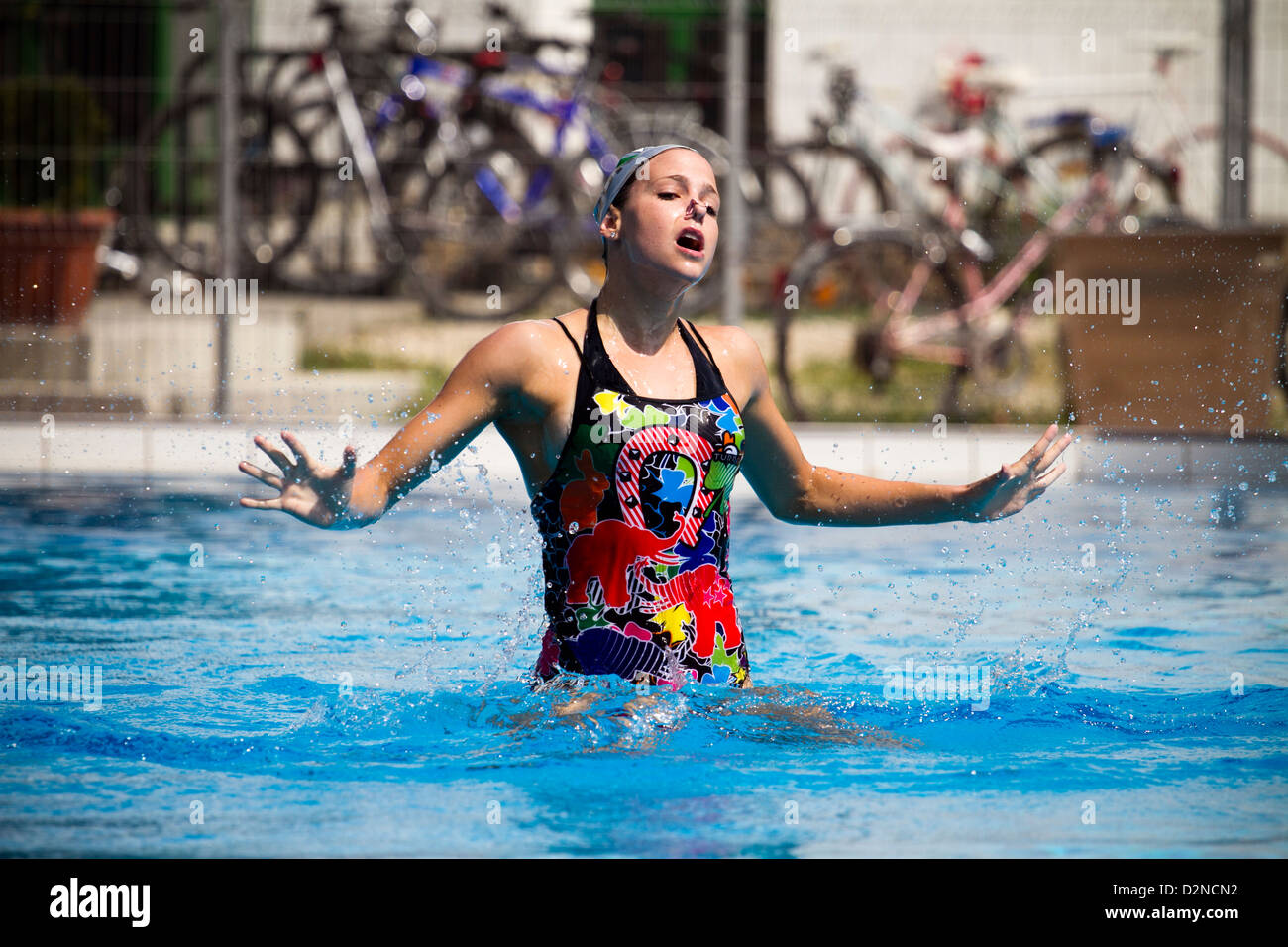 Eszter Czekus nuotatore sincronizzata alla formazione. Foto Stock