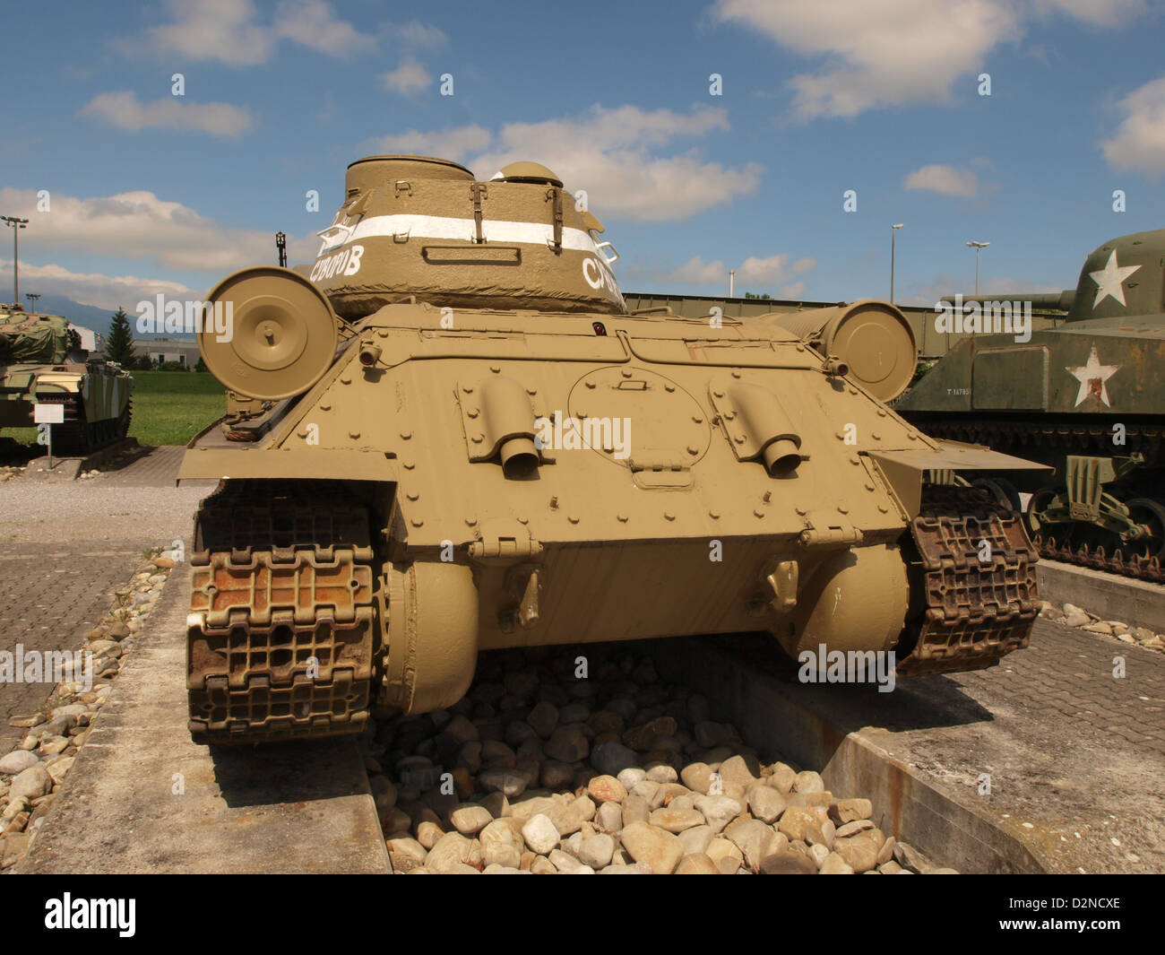 Il T34 è un carro armato medio sovietico utilizzato durante la seconda guerra mondiale. Conosciuto per il suo potente cannone e il design innovativo, il T34 giocò un ruolo significativo nella vittoria sovietica sul fronte orientale. La sua armatura avanzata e la sua mobilità lo hanno reso un'arma formidabile contro le forze della Germania nazista. Foto Stock