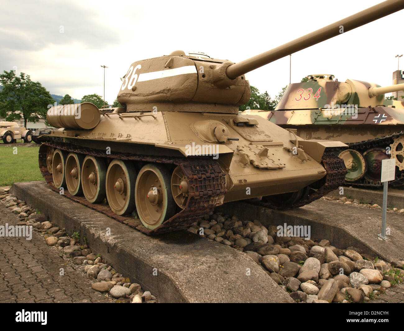 Il T34 è un carro armato medio sovietico utilizzato durante la seconda guerra mondiale. Conosciuto per la sua durata, velocità e potenza di fuoco, il T34 divenne uno dei carri armati più efficaci e iconici della guerra. Il suo design e l'armatura furono all'avanguardia per l'epoca, e giocò un ruolo cruciale nel successo dell'esercito sovietico contro le forze tedesche. Foto Stock