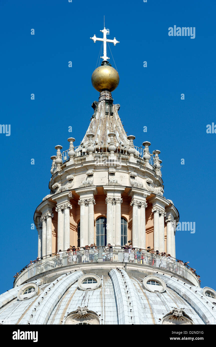 Roma. Vaticano. L'Italia. La lanterna croce sulla cima di Michelangelo