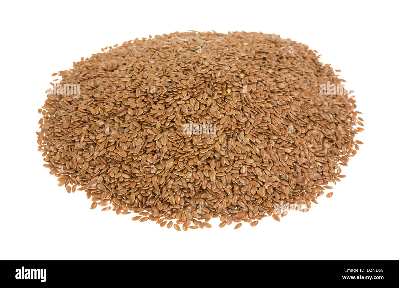 Una piccola porzione di greggio di lino naturale su uno sfondo bianco. Foto Stock