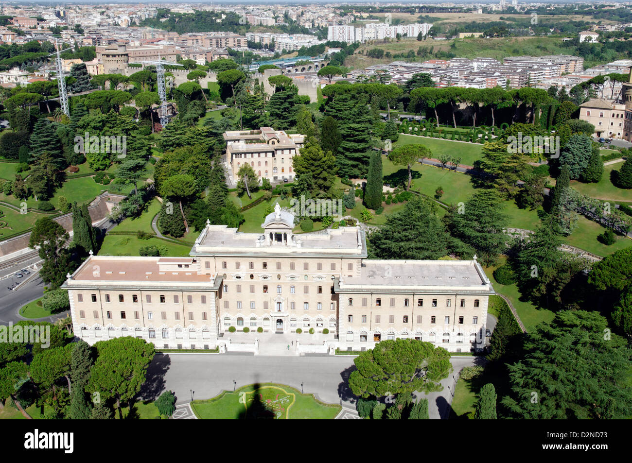 L'Italia. Vista aerea del Palazzo del Governatorato dello Stato della Città del Vaticano dalla lanterna in cima: la Basilica di San Pietro. Foto Stock