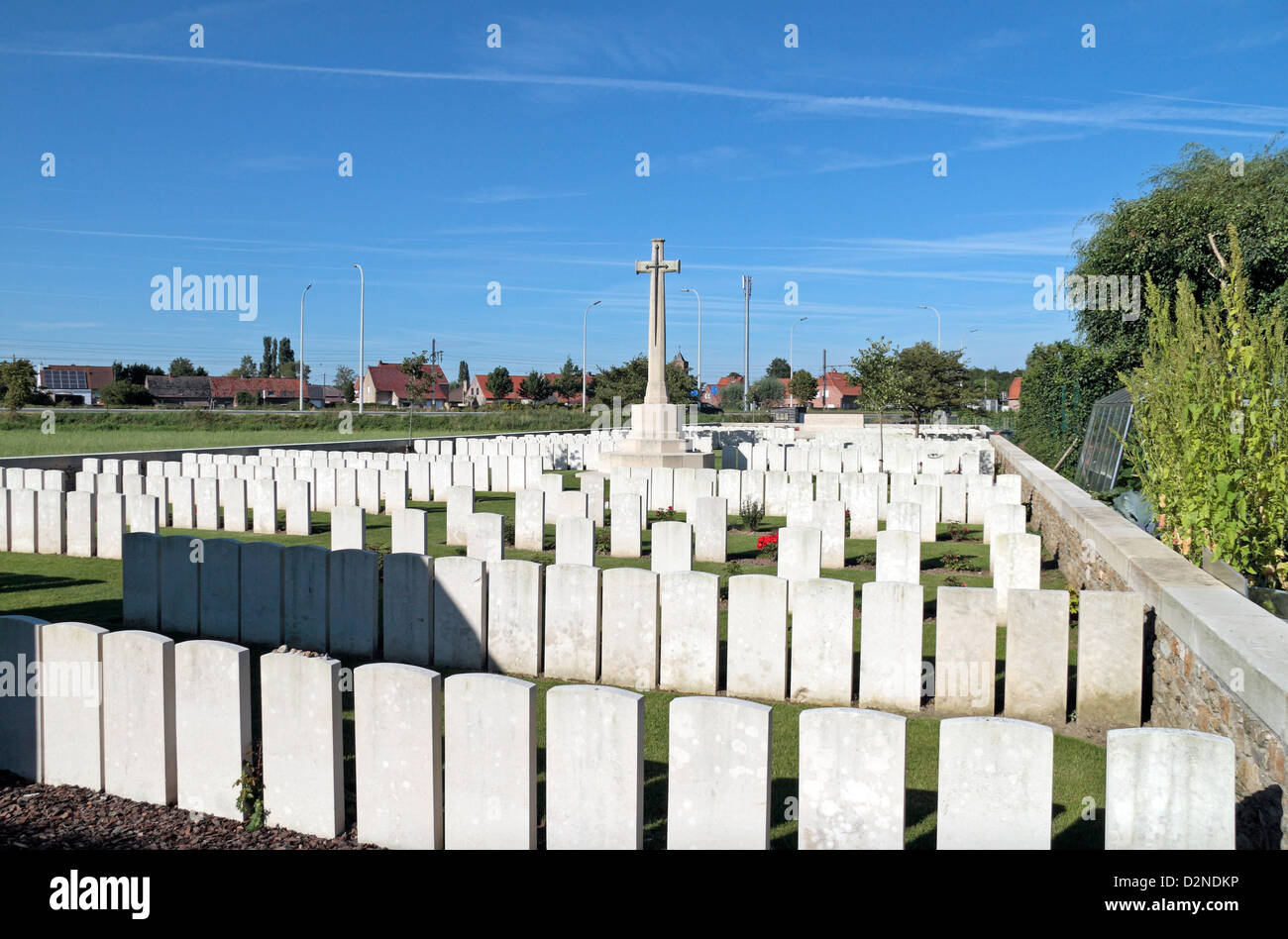 Vista generale di Brandhoek Nuovo Cimitero Militare (Capitano Noel Godfrey Chavasse, VC & Bar, MC), Ieper (Ypres), Belgio. Foto Stock