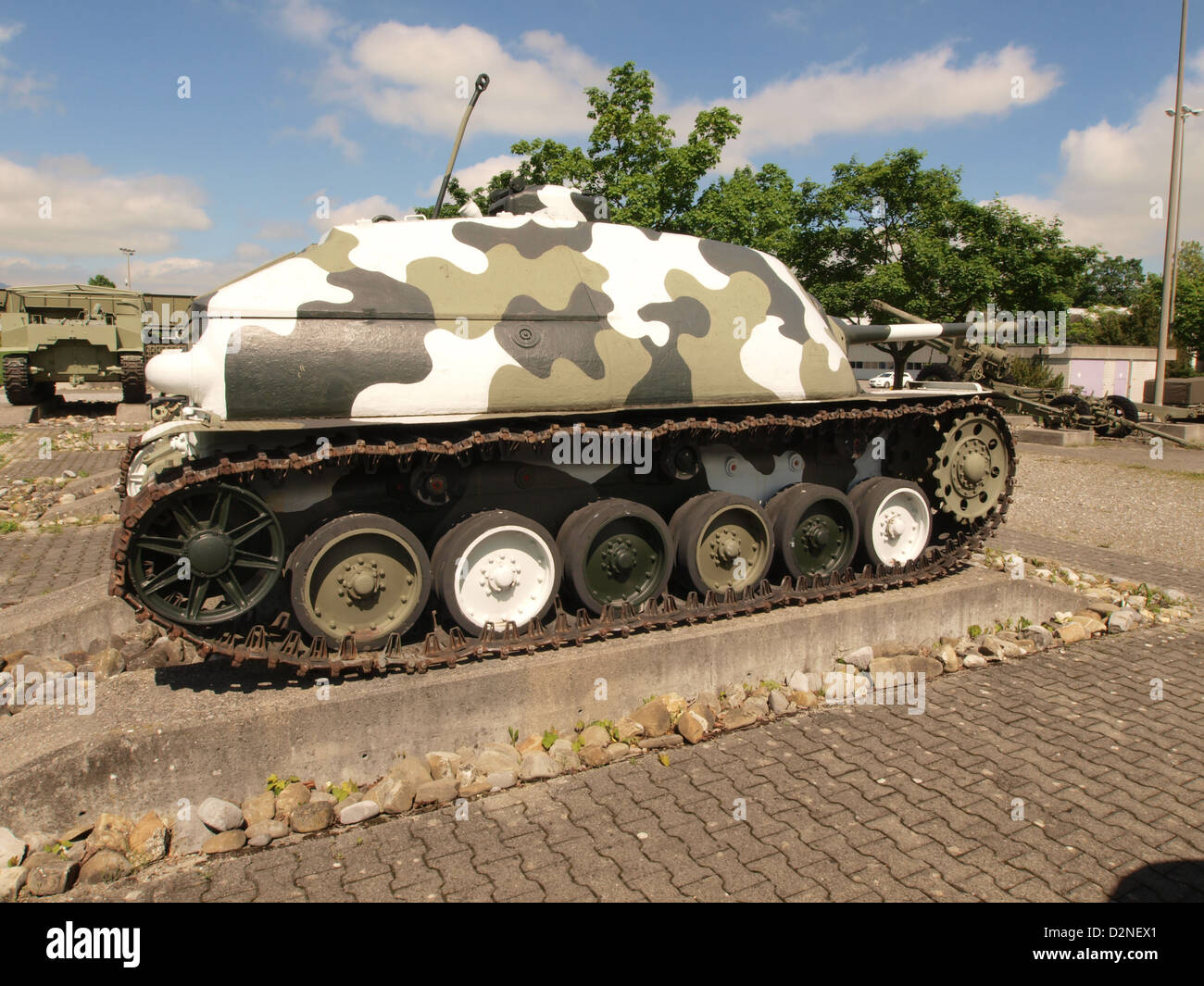Il Nahkampfkanone II "Gustav" era un cannone anticarro tedesco sviluppato durante la seconda guerra mondiale, noto per la sua potente potenza di fuoco, fu progettato per contrastare i carri armati sovietici pesantemente corazzati sul fronte orientale. Il carro armato Gustav faceva parte del vasto sviluppo di armamenti della Germania, anche se ebbe un uso limitato a causa delle sue grandi dimensioni e del suo peso. Foto Stock