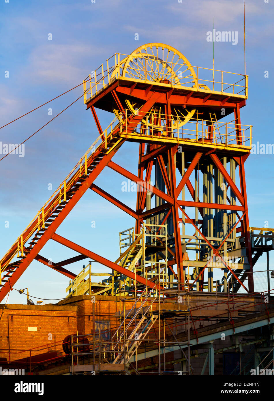 Ruota di avvolgimento a Snibston colliery Coalville LEICESTERSHIRE REGNO UNITO che ha chiuso nel 1983 ed è ora parte di Snibston Discovery Museum Foto Stock