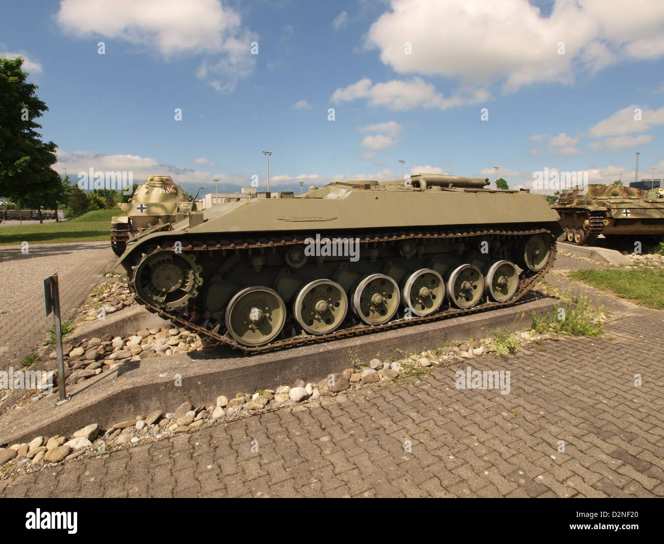 Il Mowag 3M1 "Pirat 18" è un carro armato militare leggero progettato per operazioni di ricognizione e combattimento. Noto per la sua mobilità e versatilità, è utilizzato da varie forze militari. Dotato di un potente sistema d'arma e di un telaio corazzato, il "Pirat 18" è in grado di operare su terreni e condizioni diverse. Le sue dimensioni compatte e l'elevata manovrabilità lo rendono adatto per un rapido impiego e operazioni tattiche in ambienti militari. Foto Stock