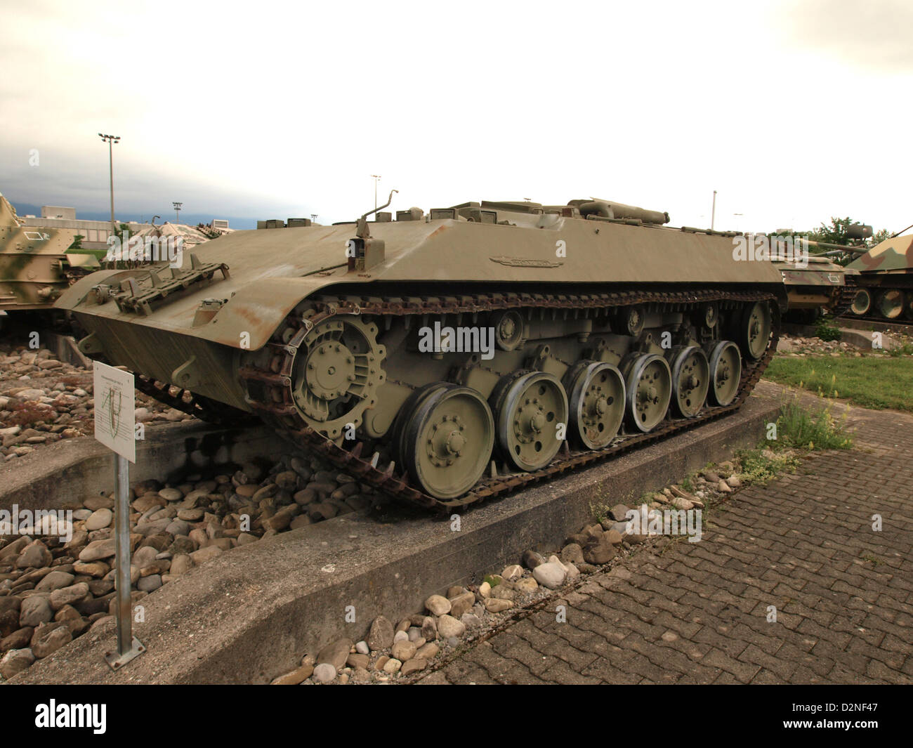 Il Mowag 3M1 "Pirat 18" è un veicolo militare corazzato, progettato per operazioni di ricognizione e combattimento leggero. È dotato di una potente torretta ed è dotato di una varietà di armi per la difesa sul campo di battaglia. Il carro armato è noto per la sua mobilità ed è spesso utilizzato in parate militari ed esercizi di addestramento. Le sue dimensioni compatte consentono una rapida implementazione su terreni diversi. Foto Stock