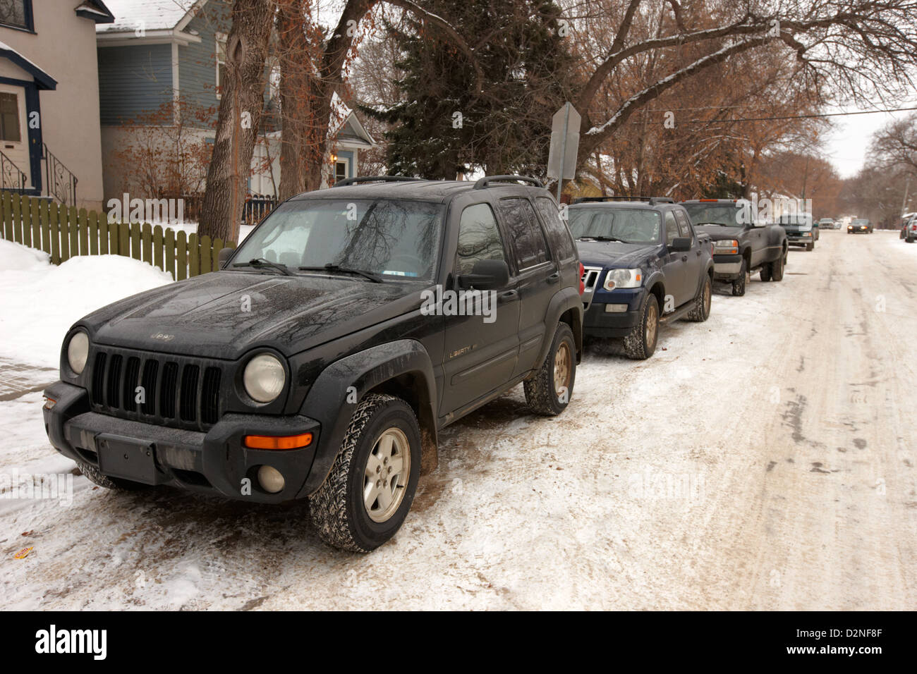 4x4s camion e suv parcheggiato onstreet durante l'inverno caswell hill Saskatoon Saskatchewan Canada Foto Stock